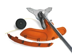 Kombinovaný ochranný kryt
Kombinovaný ochranný kryt nástroje může být použit při práci s travním kotoučem nebo se strunovou hlavou. 