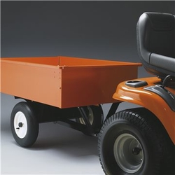 Díky širokému výběru příslušenství jsou naše traktory univerzální a užitečné po celý rok. Mohou být používány s přívěsnými vozíky, sněhovými radlicemi, zametacími kartáči a dalším příslušenstvím.