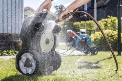 Snadné čištění
Kryt a spodní část robotické sekačky můžete umýt s použitím zahradní hadice. Pomocí přiloženého nástroje pro údržbu lze kryt snadno sejmout pro snadné čištění ve všech dostupných místech. 
