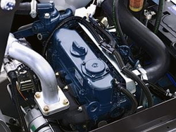 Naftový motor Kubota
Vysoce výkonný 3-válcový naftový motor Kubota s plně tlakovým mazáním. Je kombinací vysokého výkonu a točivého momentu s nízkou spotřebou a sníženými emisemi. 