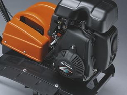 Motory OHV
Výkonný, snadno startovatelný motor s ventilovým rozvodem OHV. 
Dvě rukojeti pro uchopení
Usnadňují zvedání a přepravu. 